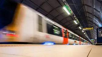 Таван се срути в метростанция (видео)