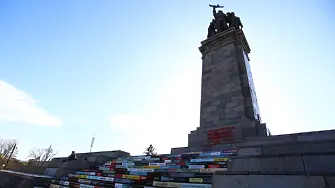 Слагат табела, че паметникът на Съветската армия символизира чужда сила