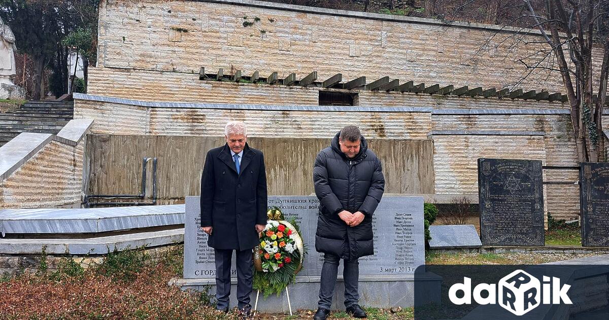 Венци и цветя бяха поднесени пред паметната плоча на опълченците