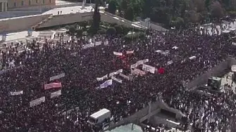 Жестоки сблъсъци между полиция и протестиращи в Гърция (видео)