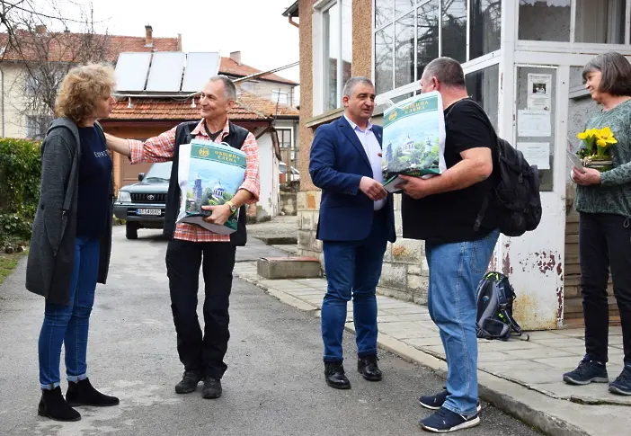 Дългогодишният немски дарител Юрген Мюлер на посещение в град Елена 