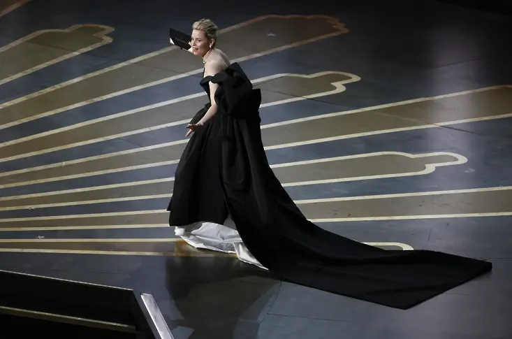 Елизабет Банкс по време на 95-ата церемония по връчване на наградите "Оскар