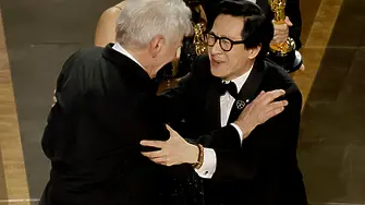 С емоционална прегръдка между Харисън Форд и Ке Хуи Куан завърши вечерта на „Оскарите“ (снимки)