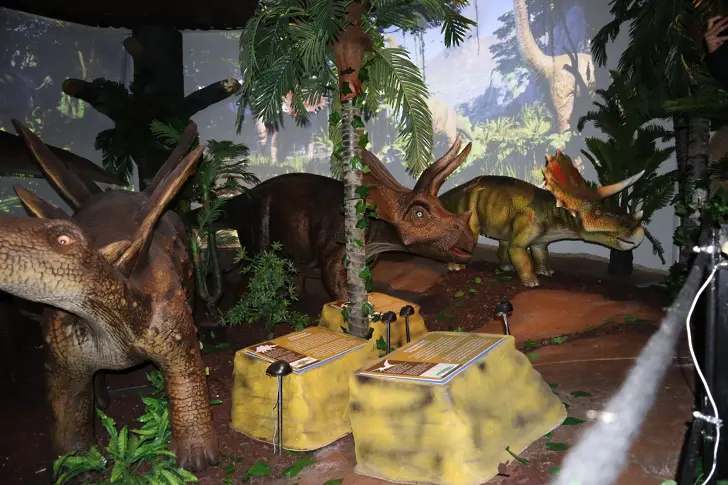 9 аниматроник модела и мултимедийни стени в обновената зала „Динозаври“