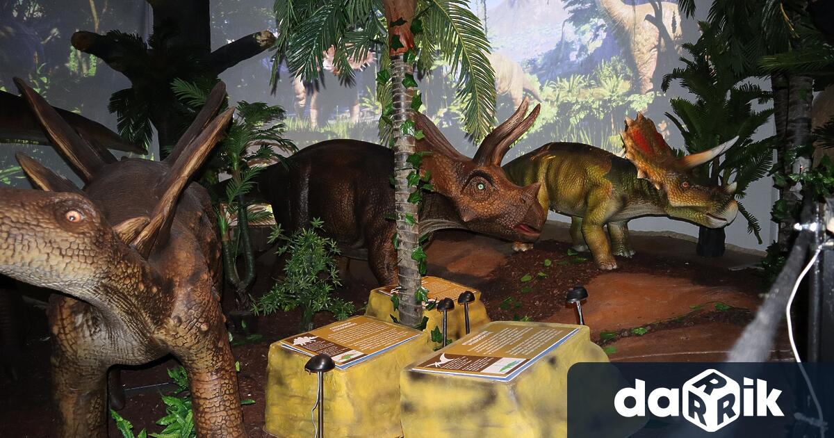 Най-новите попълнения към колекцията от аниматроник модели на зала Динозаври