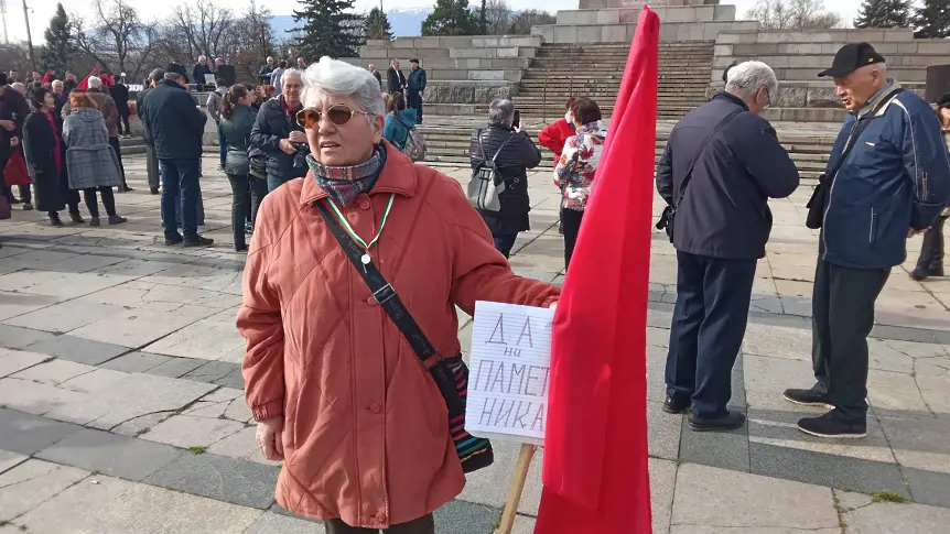 Жива верига срещу демонтирането на Паметника на Съветската армия