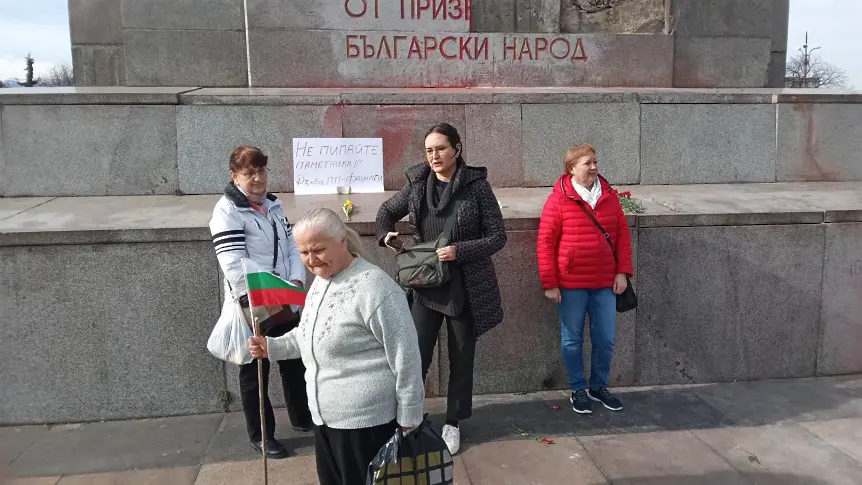 Жива верига срещу демонтирането на Паметника на Съветската армия