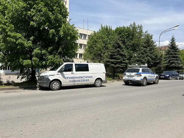  66-годишен потроши с копач три коли в Яхиново
