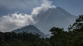 Вулкан изригна в Индонезия и покри близките села с пепел (видео)