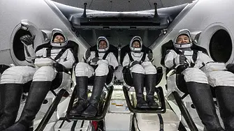 Капсулата на „СпейсЕкс” - „Крю Драгън – Ендюрънс” успешно върна на Земята четирима души от МКС