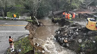 Бури, наводнения и най-малко двама загинали в Калифорния (видео)