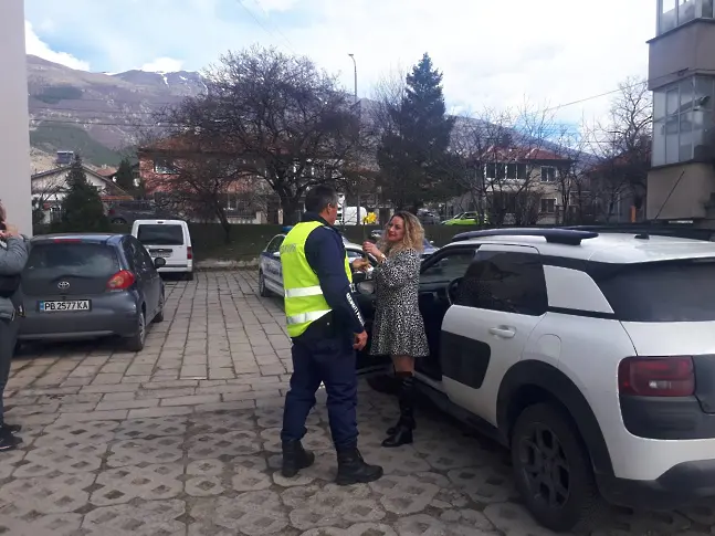 Пловдивските полицаи с цветя за жените зад волана