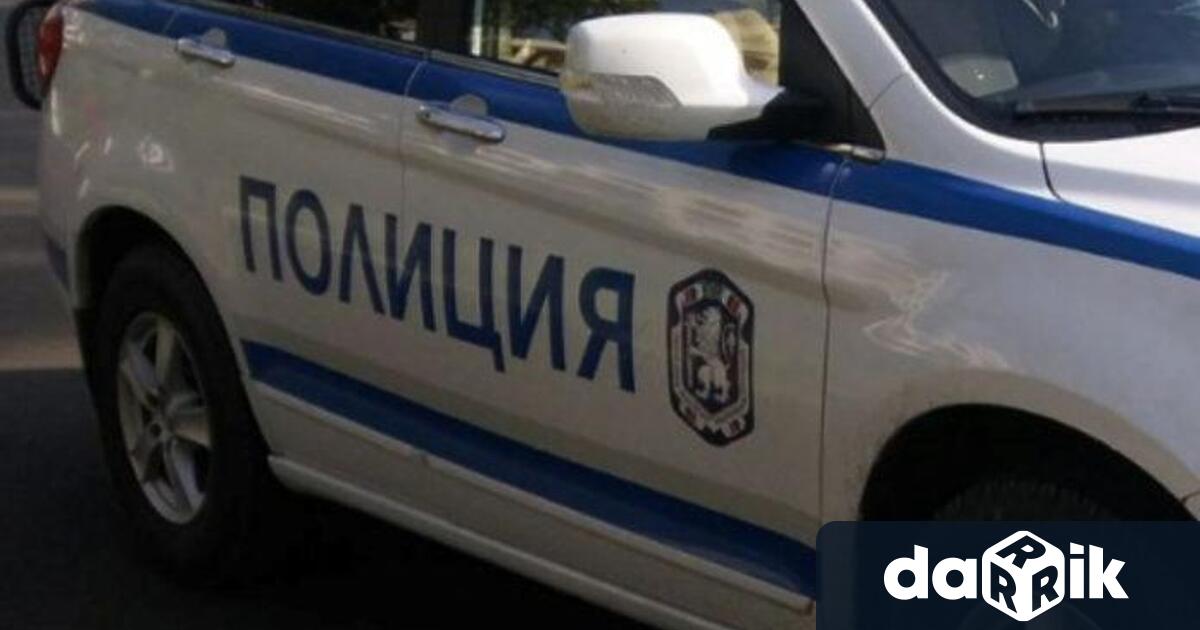 Водач и пътник на лек автомобил са задържани в полицейския