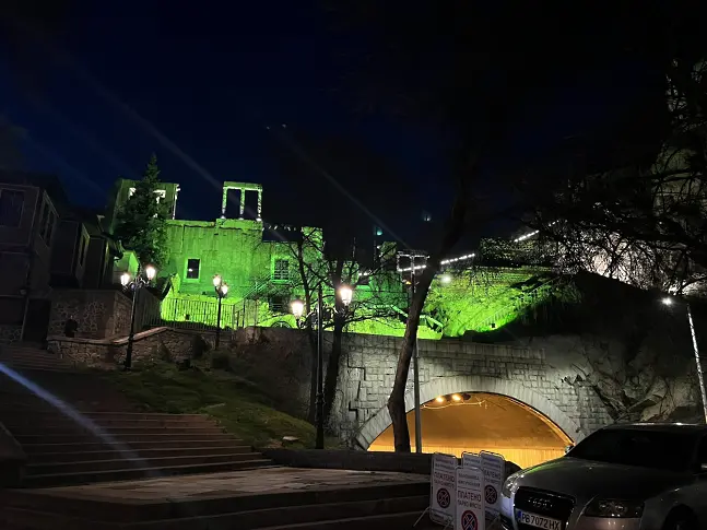 Античният театър в Пловдив грейва в зелен цвят