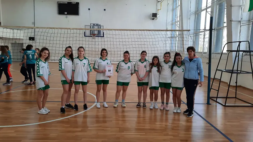 Отборът по волейбол V-VII клас /момичета/ от ПМГ „Проф. Емануил Иванов“ са първи на областния етап от ученически игри