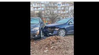 Автомобил помете 6 паркирани коли в София (видео)