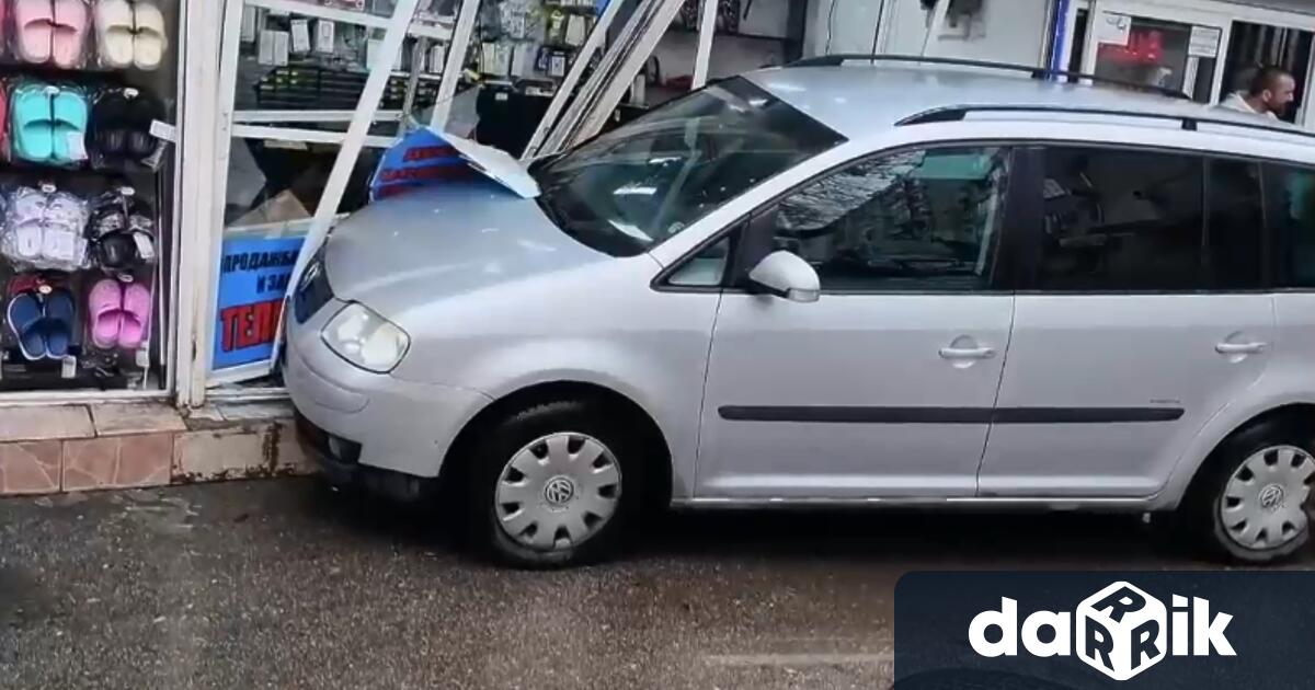 Кола се вряза в магазин във Варна Инцидентът е станал