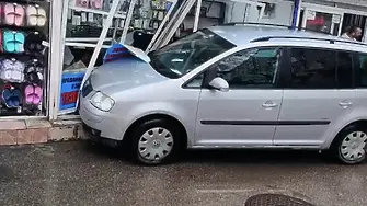 Кола се вряза в магазин във Варна