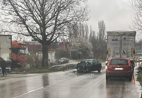 Катастрофа и задръстване на ключов път край Варна