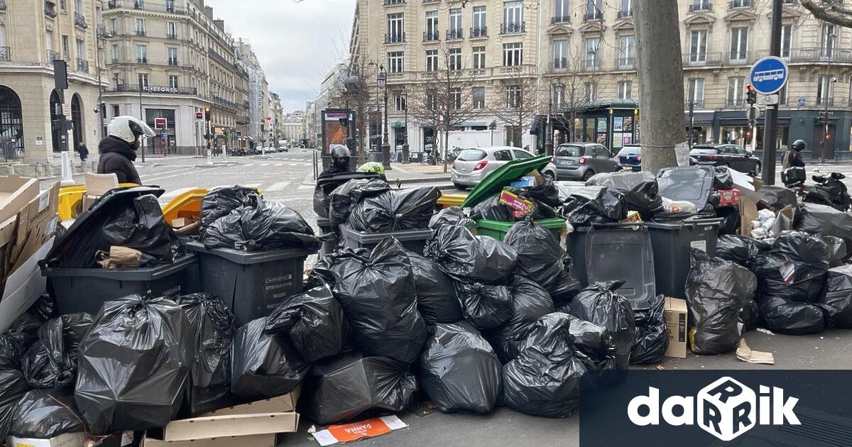 Кофите за боклук се препълват в големи райони на Парижслед