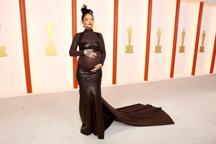Очаквайки второто си дете, Риана носеше прозрачна черна прилепнала рокля Alaïa, показваща бременното й коремче. Звездата, която е номинирана за най-добра оригинална песен, също носеше бижута от Moussaieff
