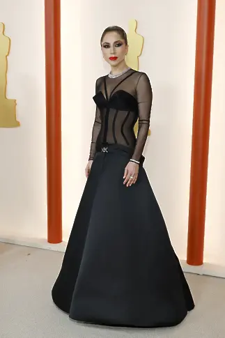 Номинирана за най-добра оригинална песен, Лейди Гага се появи в изцяло черна, току-що дебютирала рокля на Versace от колекцията им есен/зима 2023 г.