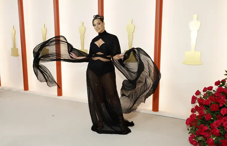 Ашли Греъм, украсена с бижута от Pandora, носеше черна рокля по поръчка на Alberta Ferretti 