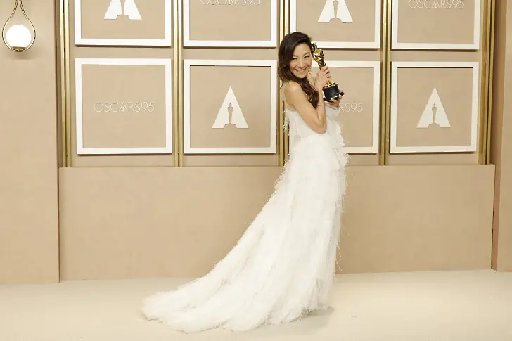 Номинираната за най-добра актриса Мишел Йео привлече вниманието с бяла рокля до земята от Dior, съчетана с диамантени бижута Moussaieff