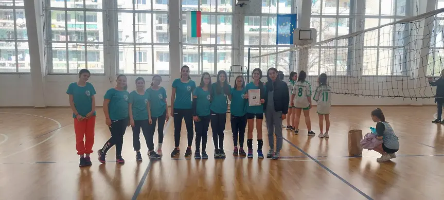 Отборът по волейбол V-VII клас /момичета/ от ПМГ „Проф. Емануил Иванов“ са първи на областния етап от ученически игри