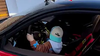 Тригодишен подкара Ferrari за 550 хил. долара (видео)