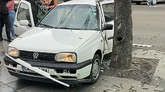 Автомобил катастрофира до оживена метространция в София (снимки)