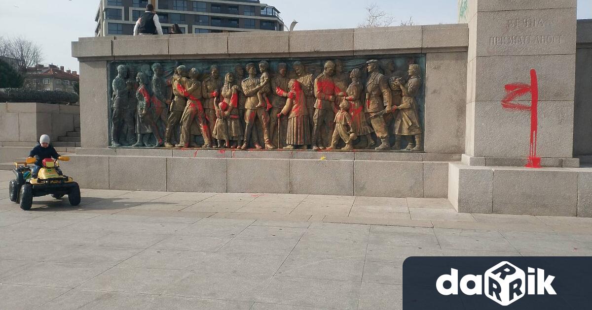 Паметникът на съветския войн на площад Тройката в центъра на