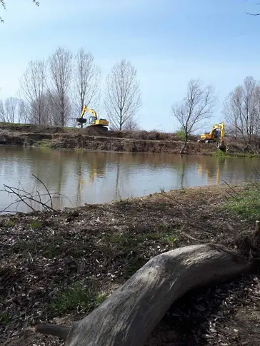 Багери влязоха в коритото на Стряма в Трилистник, започват почистването на реката (снимки)