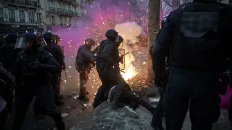 Огън, барикади и арести: Хиляди излязоха на протест срещу пенсионната реформа във Франция (видео и снимки) 