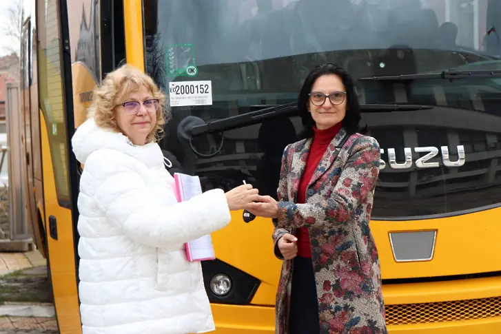 Кметът на Левски предостави на СУ „Крум Попов” нов училищен автобус