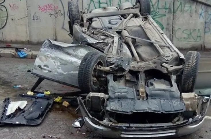 Млад шофьор от Варна се обърна с колата си, спътникът му е с опасност за живота