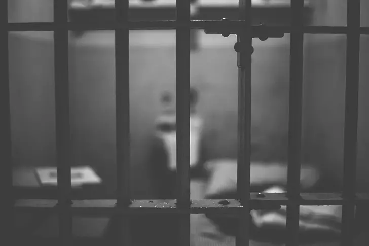 Затвор за рецидивисти, ограбили възрастна жена