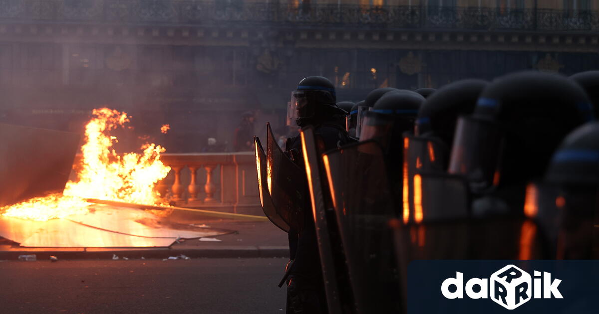 Противници на правителството във Франция блокираха железопътни гари, пътища и