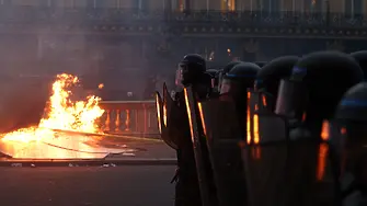 Антиправителствени стачки: Напрежение и сълзотворен газ по улиците на Париж и Бордо (видео и снимки)