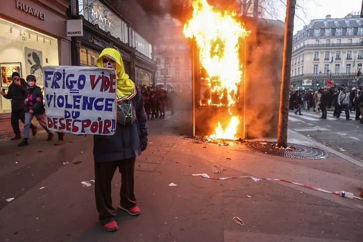 Антиправителствени протести във Франция