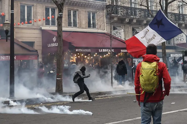 Антиправителствени протести във Франция