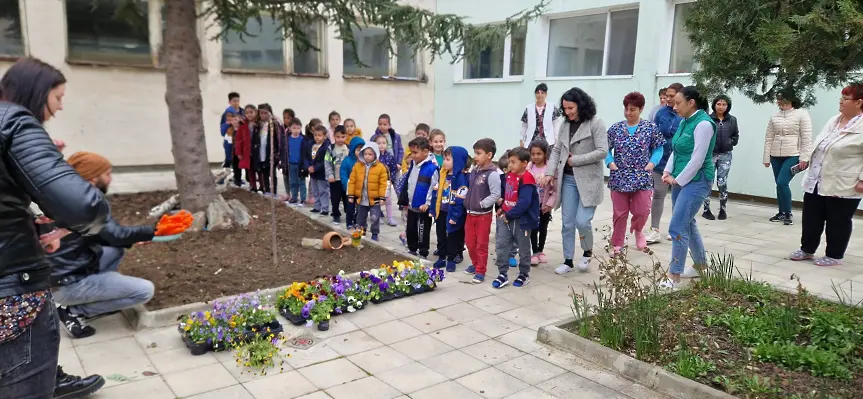 Децата на Тенево посрещнаха пролетта със засаждане на цветя