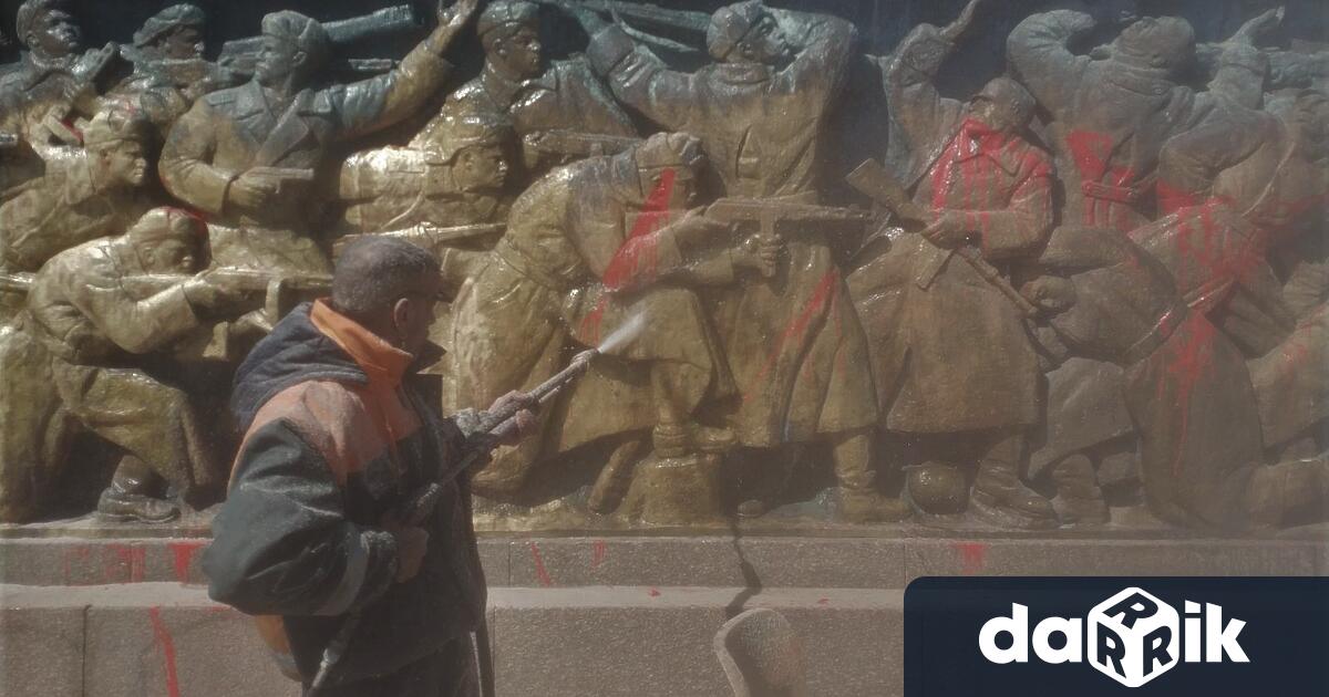 Служители на фирма Нелсен Чистота се заеха днес с цялостно