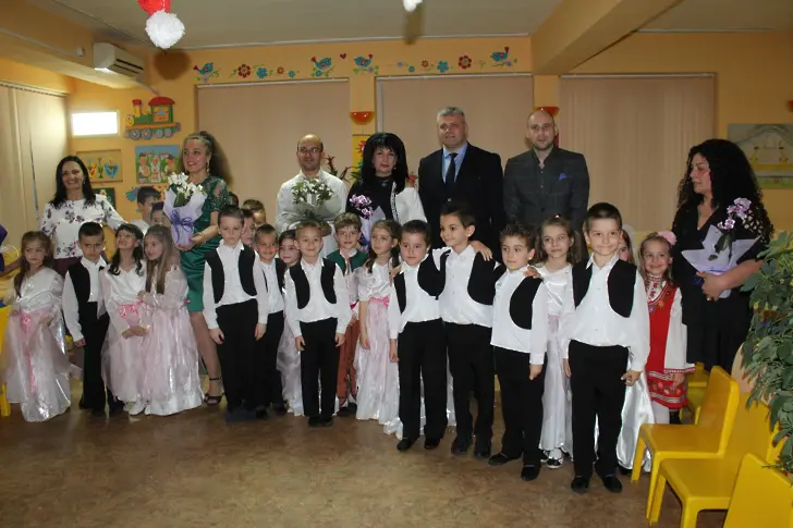Деца представиха обичая „българска сватба“
