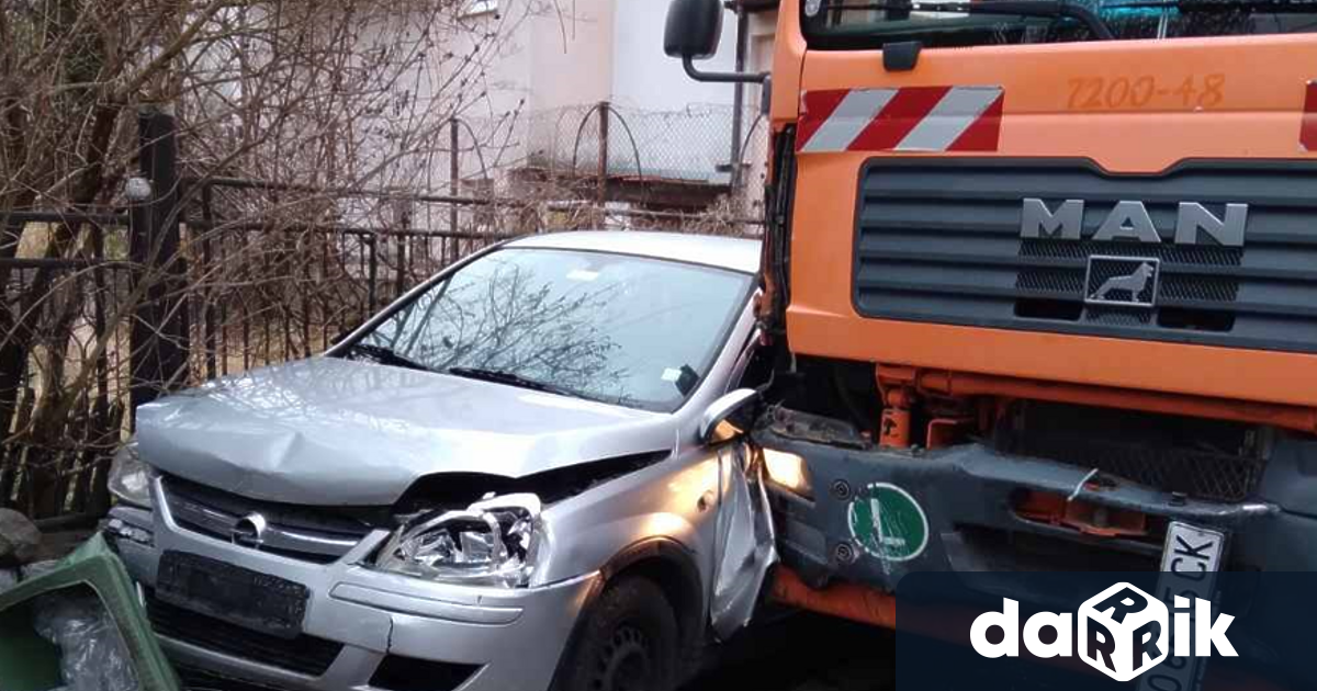 Камион за боклук помете пет паркирани коли в София Инцидентът