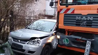Камион за боклук помете пет паркирани коли във Владая (видео и снимки)