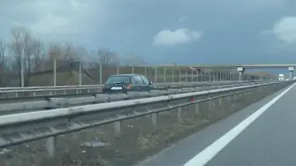 Кола се движи в насрещното на магистрала „Хемус“ (видео)