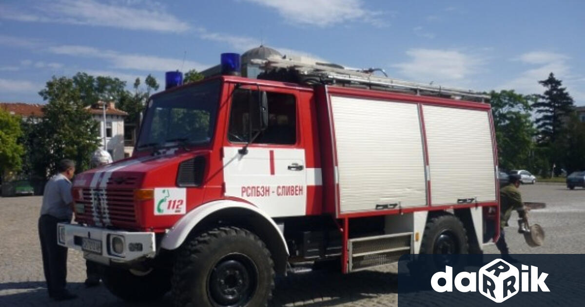 Пожарникари от РСПБЗН Твърдица са спасили две сгради в град