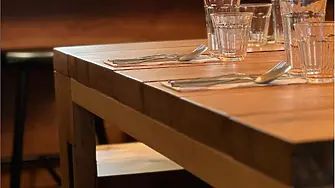 Ресторант, разполагащ с една маса, е резервиран за месеци напред