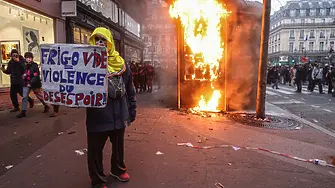 Опожарени автомобили и купища боклук: Протестите във Франция продължават (видео)